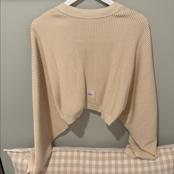 Alo shrug - Picture 3 of 3